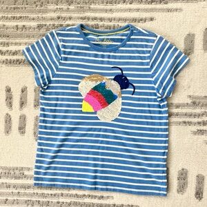 👀 NEW! Mini Boden Blue Striped Kids T-Shirt with Appliqué Size 9/10